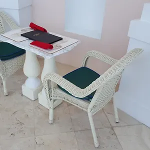 https://ocean-west-boutique-hotel.comcaribbean.com